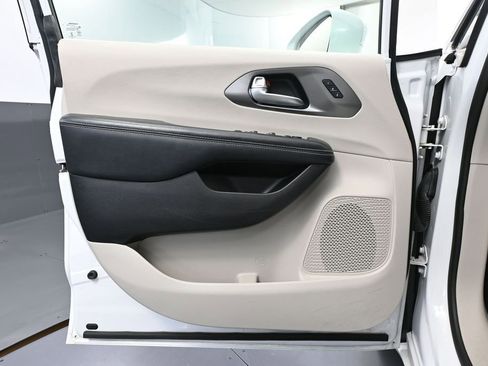 Used 2022 Chrysler Pacifica Touring-L FWD image 19