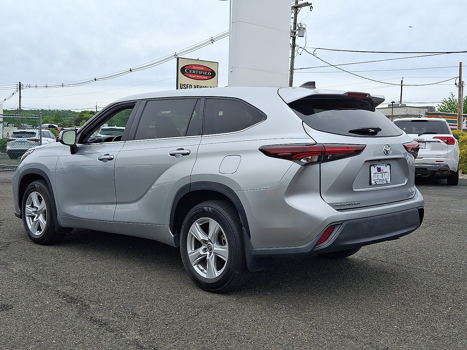 Used 2024 Toyota Highlander LE AWD/4WD image 5
