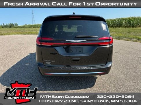 Used 2023 Chrysler Pacifica Touring FWD image 7