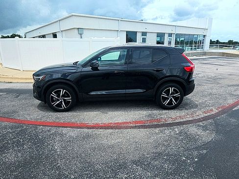 Used 2023 Volvo XC40 B5 Core AWD/4WD image 3