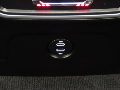 Certified 2022 Porsche Macan AWD/4WD image 33