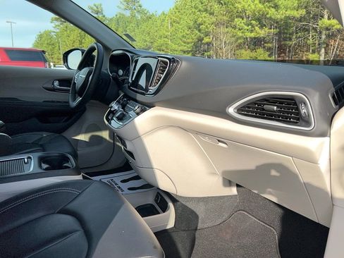 Used 2024 Chrysler Pacifica Touring-L image 22