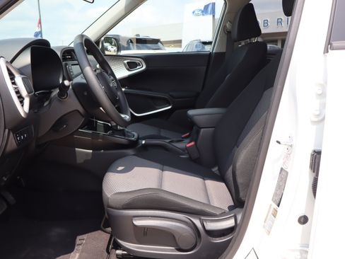 Used 2025 Kia Soul LX w/ LX Technology Package FWD image 9
