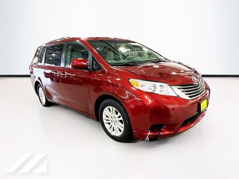 Used 2014 Toyota Sienna XLE w/ Entertainment Package image 3