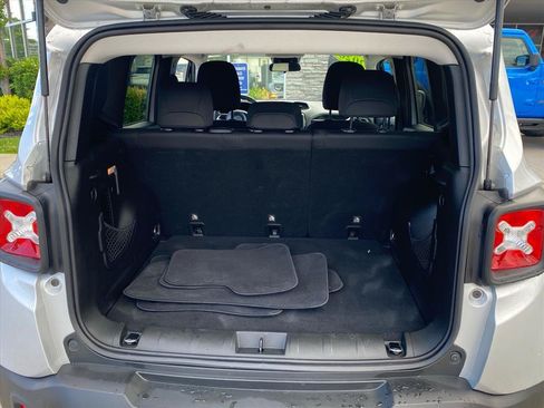 Used 2020 Jeep Renegade Latitude AWD/4WD image 22