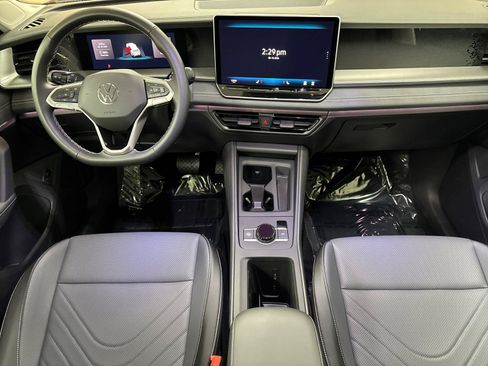 New 2026 Volkswagen Tiguan SE FWD image 12