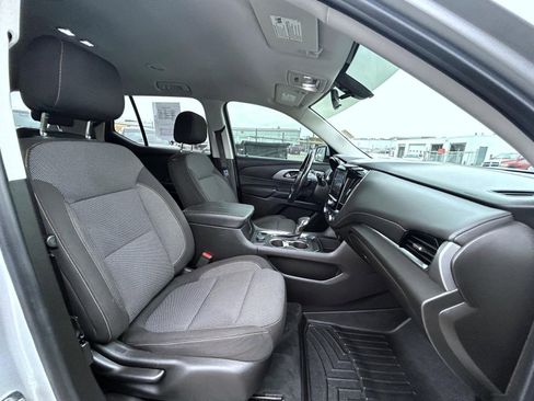 Used 2021 Chevrolet Traverse LT image 16