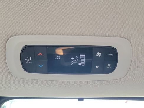 Used 2023 Chrysler Pacifica Touring-L image 21