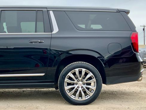 Used 2021 GMC Yukon XL Denali w/ Denali Premium Package image 12