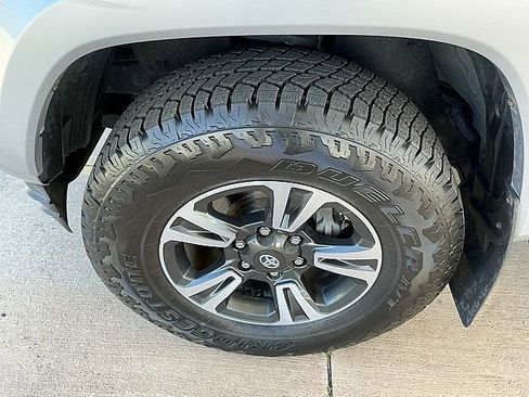 Used 2017 Toyota Tacoma TRD Sport w/ Tow Package image 9