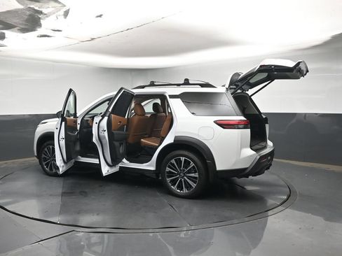 Used 2026 Nissan Pathfinder Platinum FWD image 51