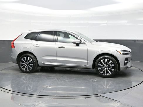 Used 2023 Volvo XC60 B5 Plus image 8