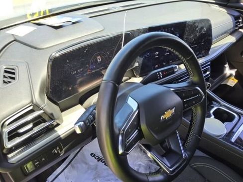 Used 2024 Chevrolet Traverse LT w/ Trailering Package FWD image 3