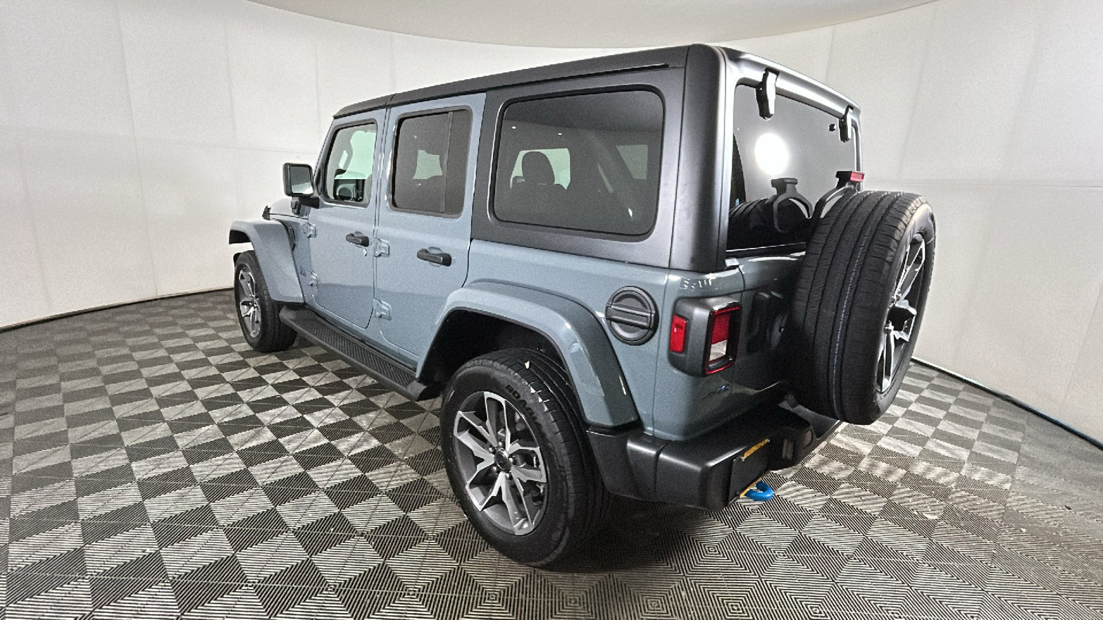 Used 2024 Jeep Wrangler Unlimited w/ Convenience Group AWD/4WD image 5