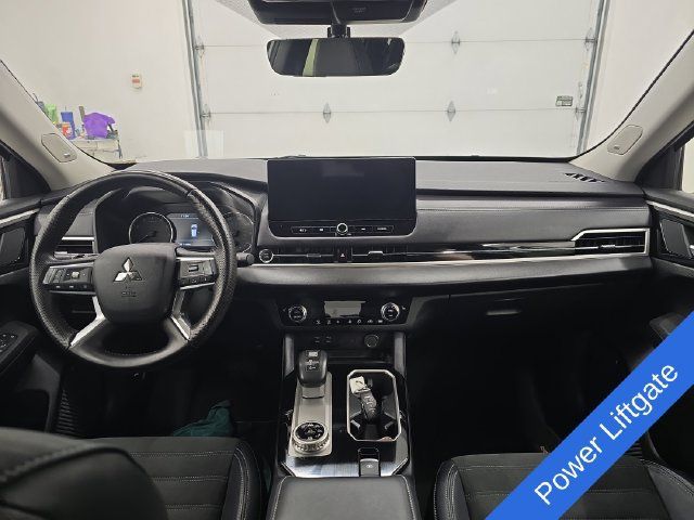 Used 2025 Mitsubishi Outlander AWD image 13