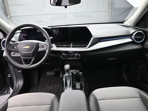 Used 2025 Chevrolet Trax LT image 25