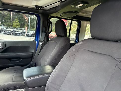 Used 2018 Jeep Wrangler Unlimited Sahara AWD/4WD image 17