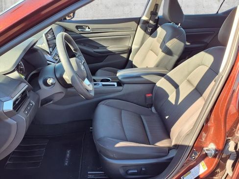 Used 2024 Nissan Altima 2.5 SV image 4