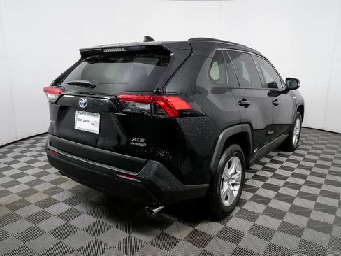 Used 2021 Toyota RAV4 XLE w/ Convenience Package image 3