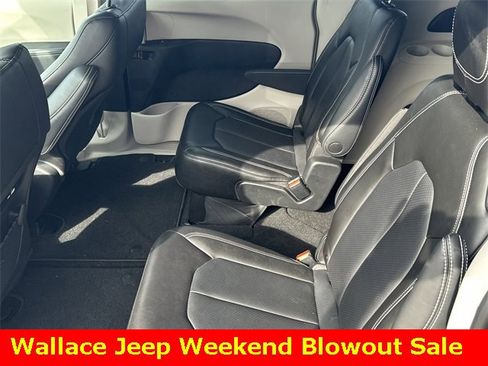Used 2023 Chrysler Pacifica Touring-L image 14