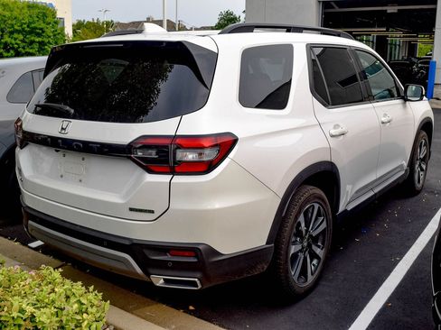 Used 2025 Honda Pilot Touring image 16