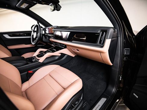 Certified 2026 Porsche Cayenne AWD/4WD image 28