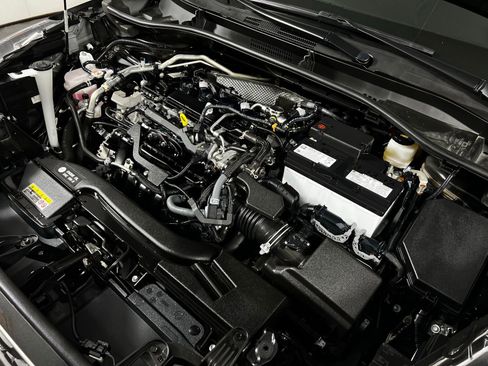 Used 2024 Toyota Corolla Cross XLE image 11