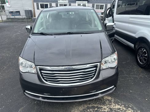 Used 2016 Chrysler Town & Country Touring-L w/ Driver Convenience Group FWD image 1