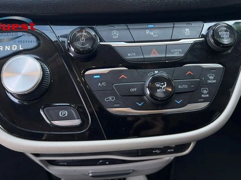 Used 2018 Chrysler Pacifica Touring-L Plus FWD image 28