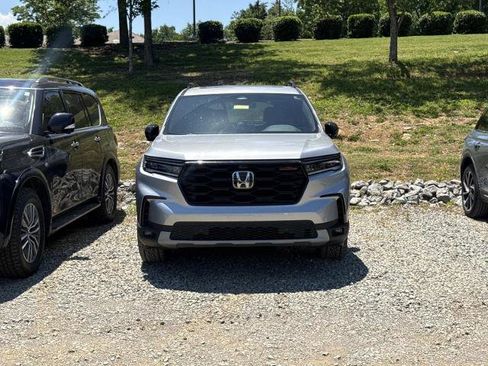 Used 2025 Honda Pilot TrailSport image 2