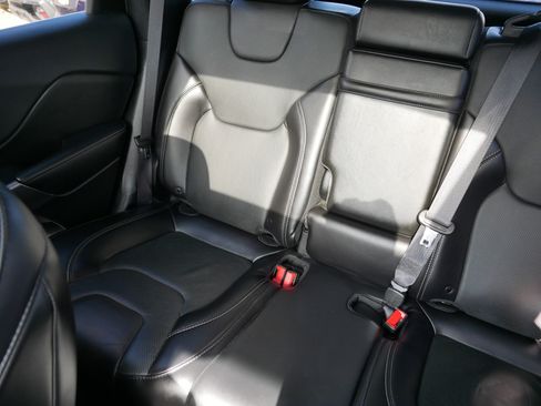 Used 2019 Jeep Cherokee Limited image 12