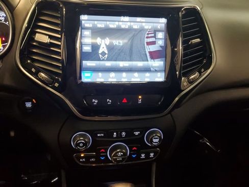 Used 2019 Jeep Cherokee Overland w/ Technology Group AWD/4WD image 18