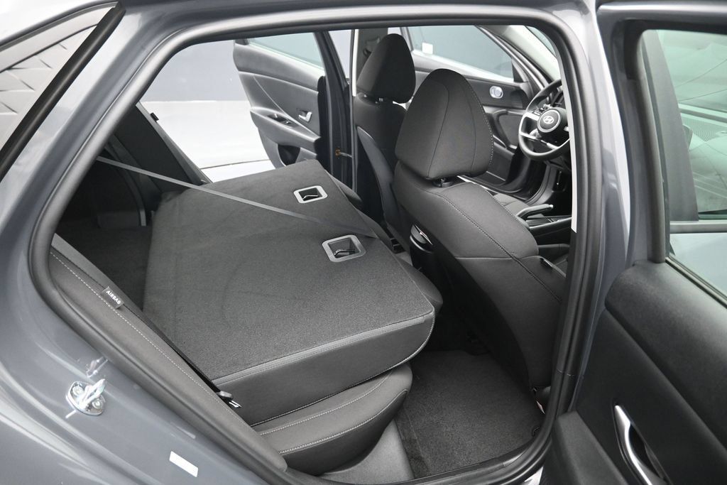Used 2025 Hyundai Elantra SE FWD image 28
