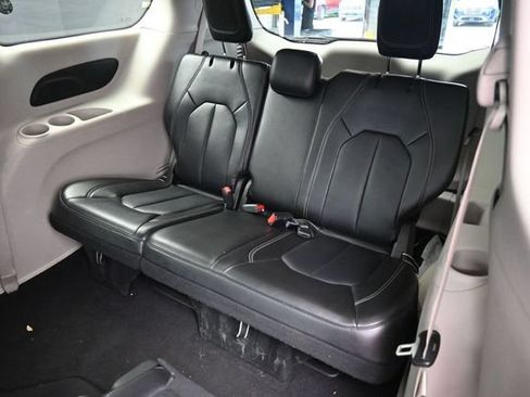 Used 2024 Chrysler Pacifica Touring-L FWD image 14
