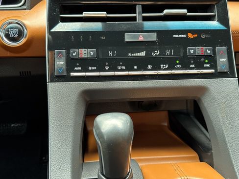 Used 2019 Toyota Avalon Limited image 6