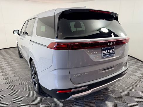 Used 2024 Kia Carnival EX image 8