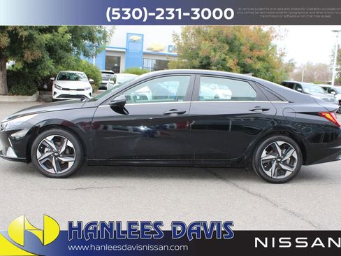 Used 2022 Hyundai Elantra SEL w/ Convenience + Premium Package image 2