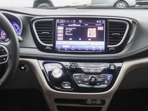 Used 2024 Chrysler Pacifica Select image 19