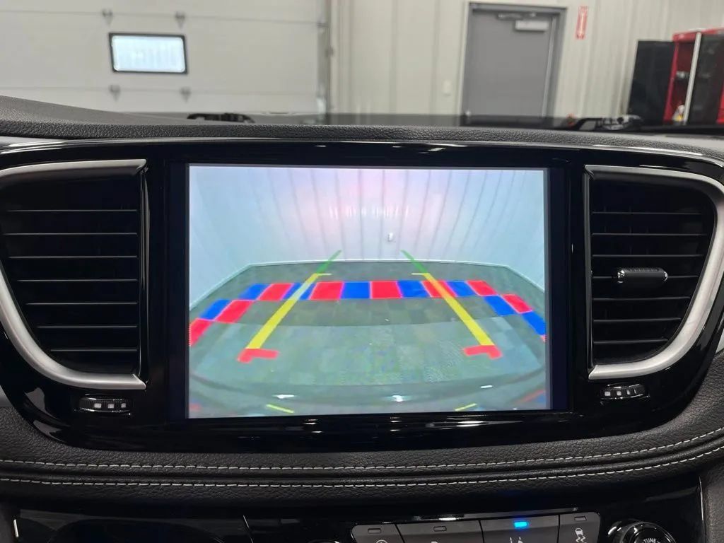 Used 2025 Chrysler Pacifica Limited FWD image 22