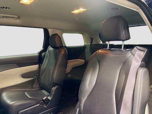 Used 2022 Kia Carnival LX FWD image 24