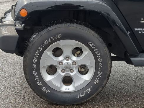 Used 2017 Jeep Wrangler Unlimited Sahara w/ Connectivity Group image 13