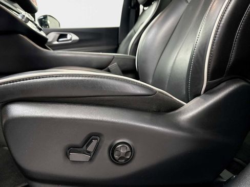 Used 2025 Chrysler Pacifica Limited image 14