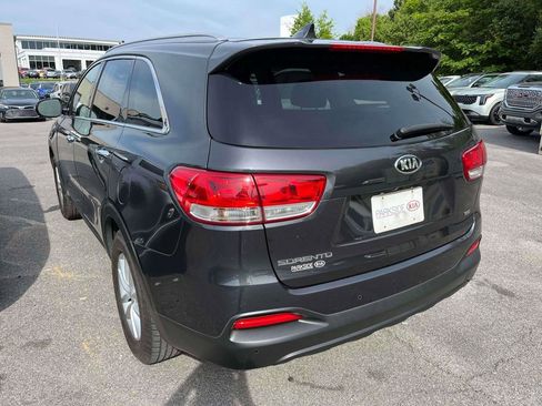 Used 2017 Kia Sorento FWD w/ LX Convenience Package image 3