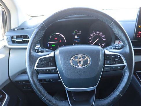 Used 2023 Toyota Sienna XLE image 18