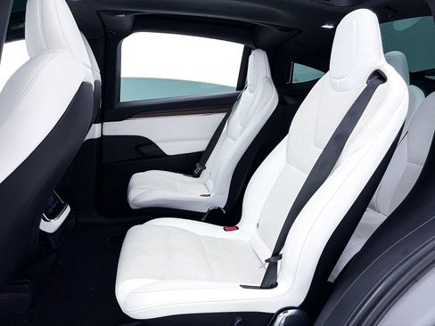 Used 2022 Tesla Model X image 33