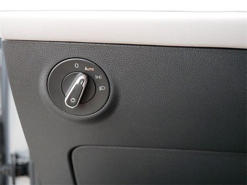 Certified 2025 Volkswagen Taos SE image 24