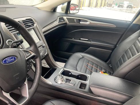 Used 2017 Ford Fusion SE w/ Fusion SE Technology Package image 16