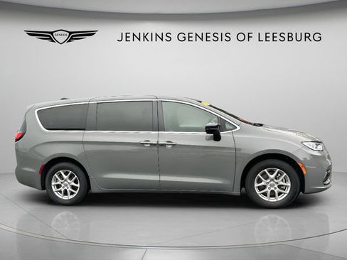 Used 2025 Chrysler Pacifica Select FWD image 3