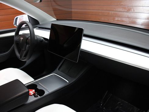 Used 2022 Tesla Model Y Long Range image 36