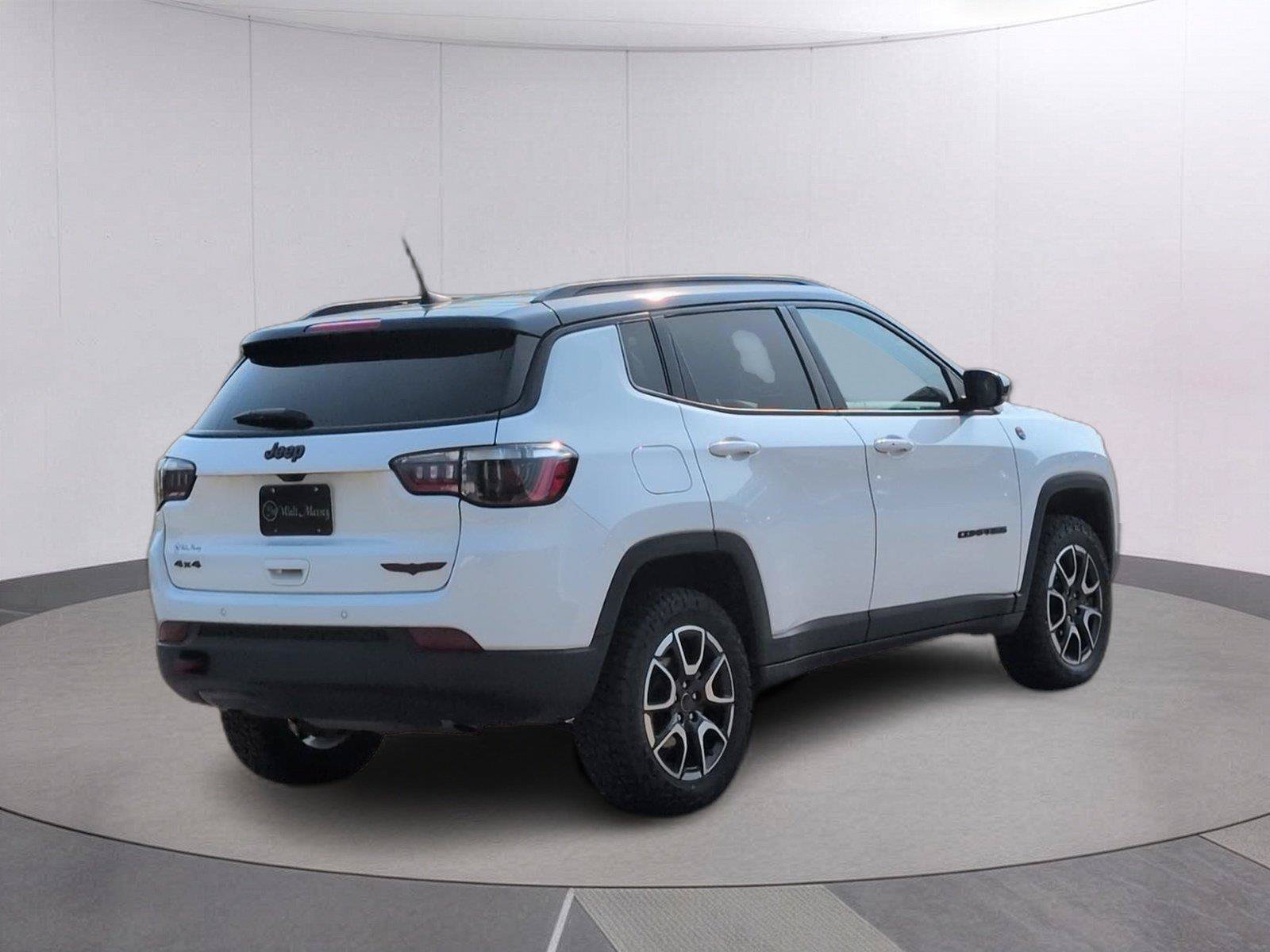 Used 2025 Jeep Compass Trailhawk AWD/4WD image 7